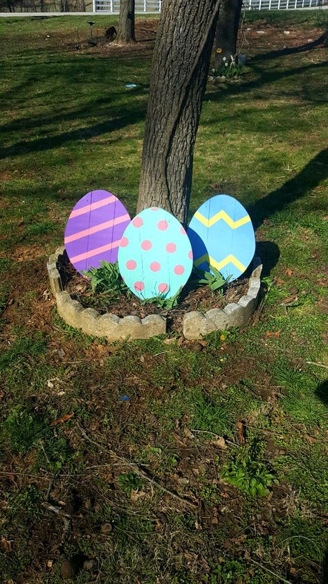 Easter Diy Yard Decor, Backyard Easter Decorations, Easter Outside Decor, Easter Yard Decorations Diy, Outside Easter Decorations, Easter Outside Decorations, Easter Front Porch Decorations, Easter Outdoor Decor, Outdoor Easter Party