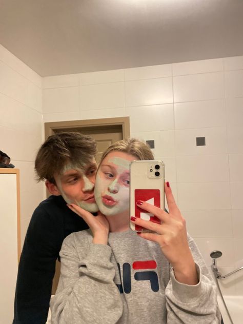 Skincare Date With Boyfriend, Maskeran Time With Boyfriend, Couple Skincare Aesthetic, Skin Care With Boyfriend, Casal Skin Care, Skincare With Boyfriend, Boyfriend Skincare, Paper Rings, Couple Pic