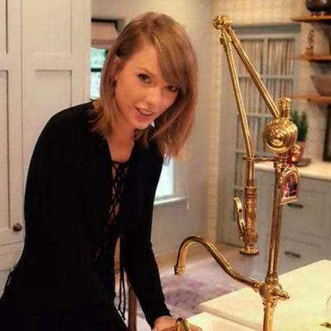 Taylor Swift's gold Gantry. Waterstone Kitchen Faucet, Celebrity Bathrooms, Celebrity Kitchens, Vintage Inspired Kitchen, Gold Side Table, Beverly Hills Houses, Condo Kitchen, Black Kitchen Faucets, Art Kitchen