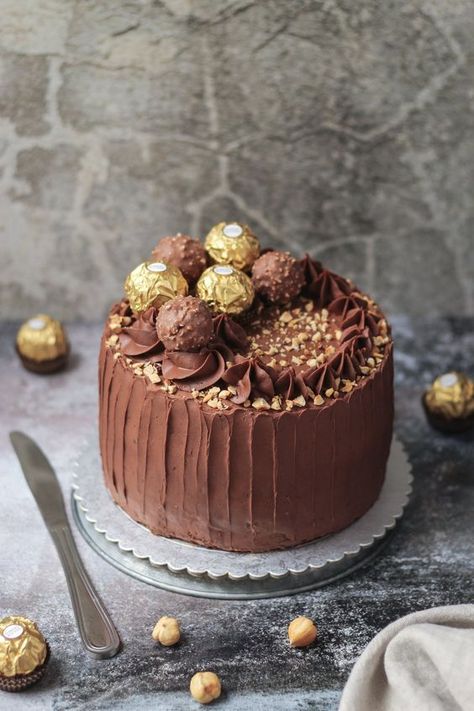 Ferrero Rocher Cake Decorating Ideas, Ferrero Rocher Torte, Mystic Cakes, Muffin Design, Ferrero Rocher Cake, Strawberry Birthday Cake, Chocolate Cake Designs, Chocolate Slice, Cake Roll Recipes