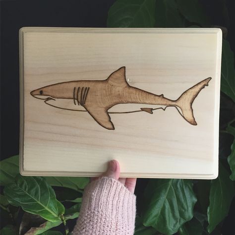 Great white shark wood-burning art Shark Wood Art, Shark Wood Burning, Shark Craft, Wood Burning Stencils, Wood Burn Designs, Wood Art Projects, Wood Burning Crafts, Wood Burning Art, Wooden Planks