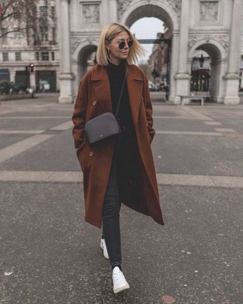 Brown Coat Outfit, Peacoat Outfit, Long Brown Coat, Coat Outfit Casual, Long Coat Outfit, Rounded Shoulders, Winter Coat Outfits, Chique Outfit, Brown Coat