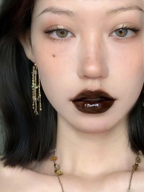 LookHealthyStore on Instagram: "Doomsday aesthetics - Brown lips👄 Girlcult  Gold Digger Belle mirror lip glaze👇 - Pink brown, red brown, and black brown really have their own beauty💓  All credit by kkue 📕RED ID 370901923  #lipgloss #lipmakeupideas #lipglossaddict #lipcolour #lipglosslover #makeuplover #makeupaddict #lookhealthystore" Makeup For Small Features, Brown Eye Makeup Looks Eyeshadows, Makeup Ideas For Red Dresses, Black Lipgloss Makeup, Cool Brown Makeup, Brown Halloween Makeup, Makeup Looks For Brown Hair, Brown And Red Makeup Looks, Vampy Makeup Tutorial