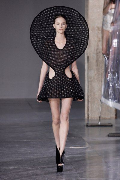 Iris van Herpen Fall 2014 Ready-to-Wear Collection - Vogue Sculptural Fashion, Iris Van Herpen, 3d Fashion, Couture Mode, Weird Fashion, Futuristic Fashion, Fall 2014, Mode Inspiration, Couture Fashion