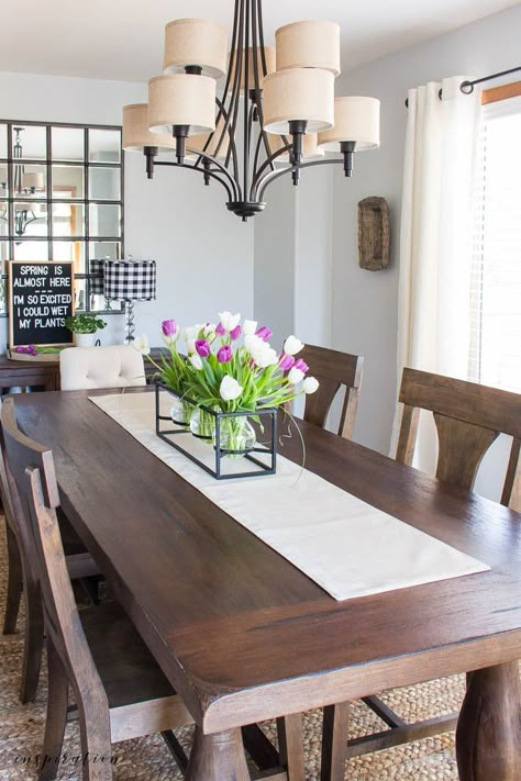 Kitchen and Dining Room Spring Tour with Tulip Flower Centerpiece Centrepiece Ideas, Dining Centerpiece, Centerpiece Inspiration, Farmhouse Style Dining Room, Farm House Dining Room, Simple Dining Table, Dining Room Centerpiece, Farmhouse Dining Room Table, Dining Room Table Centerpieces