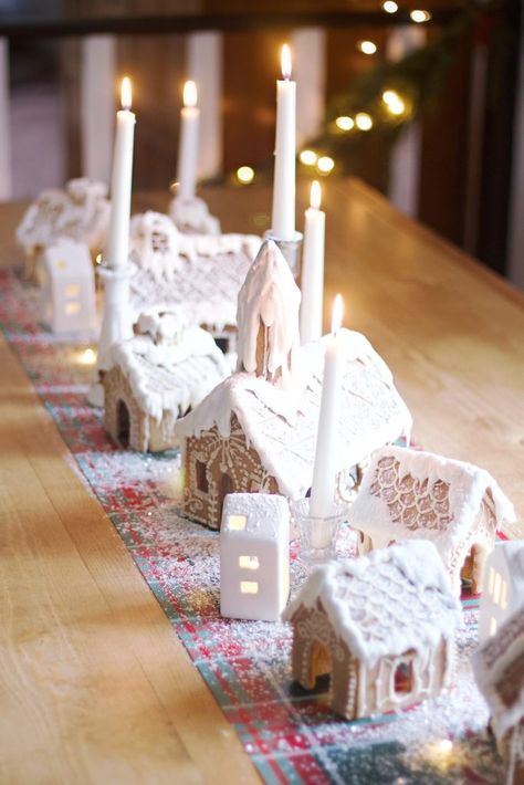 Gingerbread House Candle Holder, Gingerbread House Centerpiece, Gingerbread Kitchen Decorating Ideas, Gingerbread Tablescape, Diy Christmas Centerpieces For Table, Christmas Centerpieces For Table, Gingerbread Centerpiece, White Gingerbread House, Diy Christmas Centerpieces