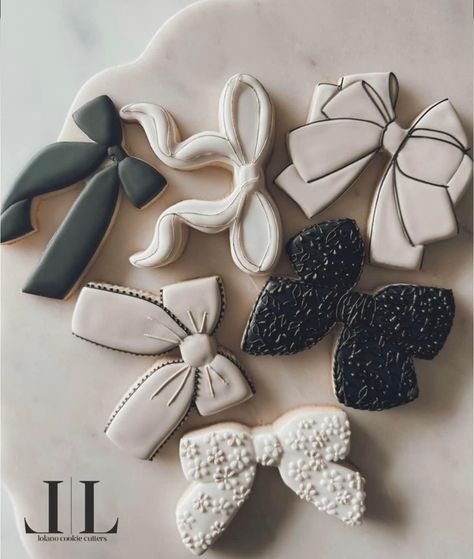 Aesthetic Cookies Decorated, Decorating For Birthday Party, Preppy Cookies Decorated, 21st Birthday Cookie Ideas, Legally Blonde Cookies, Bow Party Ideas, Cute Decorated Cookies, Decorations For Birthday, Black Bow Party