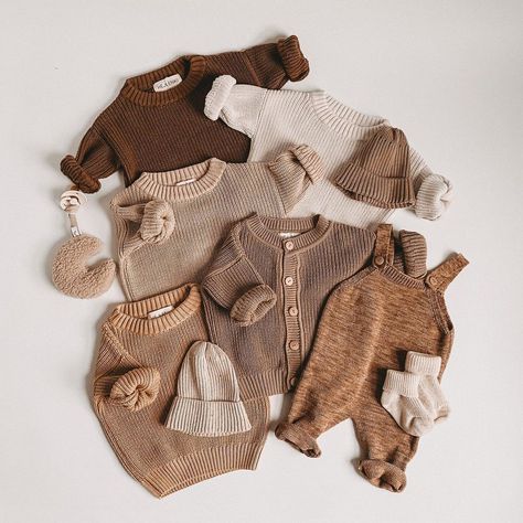 H E J L E N K I  ® on Instagram: “BROWNS AND BEIGES favorite colors 🍪 #hejlenki #babyknits #babyknitwear #strikken #strikking #babyknit #babyknitting #stricken #strick…” Neutral Baby Aesthetic, Baby Boy Neutral Outfits, Neutral Baby Boy Clothes, Beige Baby, Baby Momma, Neutral Baby Clothes, Baby Knitwear, Stil Boho, Baby Inspiration