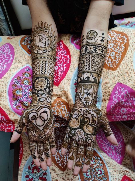 Everything that a bride want to include in her engagement mehandi ! Engagement Mehandi Idea Back Hand, Engagement Mehndi For Bride, Engagement Mehandi Idea Bride, Mehandi For Engagement Bride, Mehndi For Engagement Brides, Mehandi For Engagement, Enggament Mehandi, Engagment Mehandi, Engagement Mehandi Idea