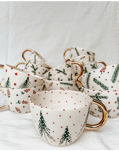 Mug Noel, Cozy Christmas Decor, Cerámica Ideas, Easy Christmas Decorations, Keramik Design, Glass Teapot, Christmas Inspo, Merry Little Christmas, Christmas Mood