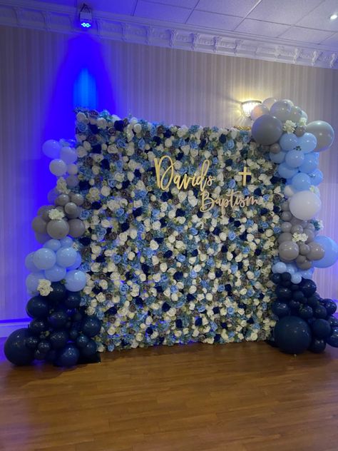 Flower wall, blue, with a balloon garland and a wooden personal sign. Blue And White Flower Wall Backdrop, Blue Flower Picture Wall, Flower Wall Backdrop Birthday, Photo Wall Quinceañera, Royal Blue Quinceanera Venue Ideas, Royal Blue Theme Party, Flower Wall Backdrop With Balloons, Royal Blue Quinceanera Decorations Ideas, Sweet 15 Party Ideas Quinceanera Royal Blue