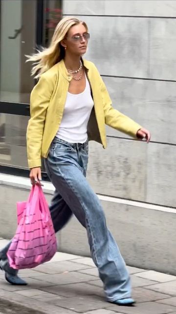 Yellow Jacket Outfit, Outer Outfit, Yellow Jeans, Jean Jacket Outfits, Outfit 90s, Effortless Outfit, Leather Jacket Style, Leather Jacket Outfits, Outfit Jeans