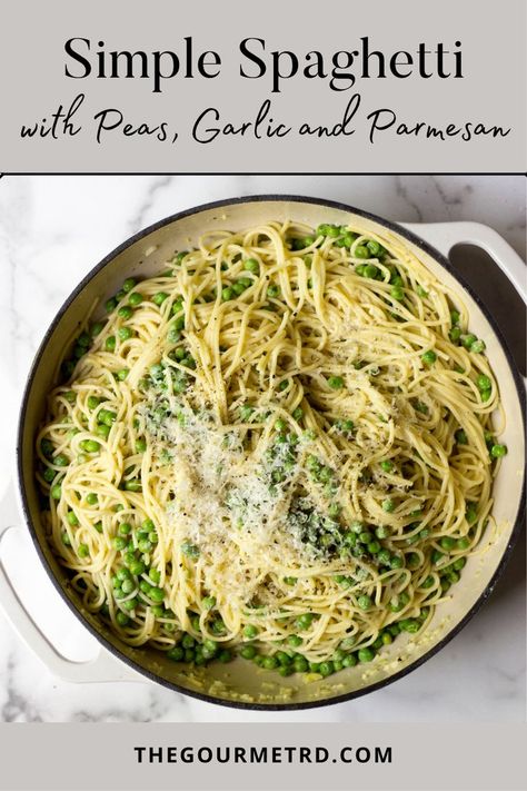 Simple spaghetti with peas, garlic and Parmesan: just a few ingredients gets you the most luxurious pasta ever (and it’s super simple). With a mix of al dente spaghetti, spring peas, fresh garlic and loads of Parmesan “carbonara style”, this will be your new favorite weeknight dish. Spaghetti With Peas, Pasta And Peas, Pasta With Peas, Simple Spaghetti, Healthy Pantry, Spring Peas, Easy Spaghetti, Salmon Pasta, Pea Recipes