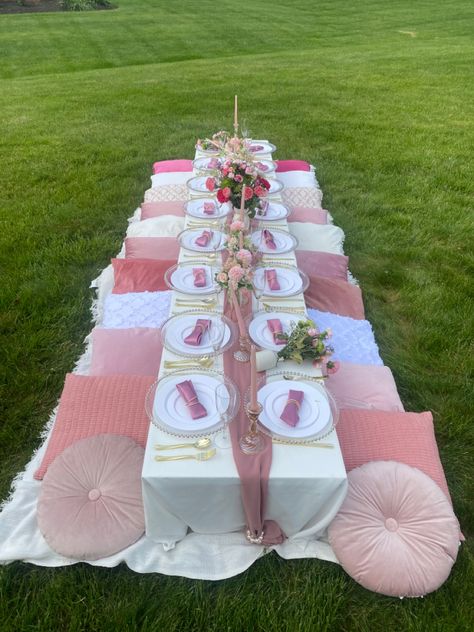 Pink Picnic Birthday Party, Picnic Sweet 16, Flower Picnic Party, Floral Picnic Party, Pink Picnic Ideas, Purple Picnic Aesthetic, Pinknic Aesthetic, Picnic Aesthetic Cumpleaños, Outside Picnic Ideas