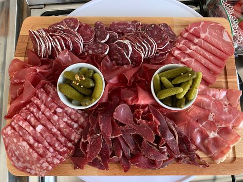 Presentation Plateau Charcuterie, Deli Platters, Raclette Party, Buffet Presentation, Meat Platter, Party Food Buffet, Layered Salad, Party Dishes, Appetizer Bites