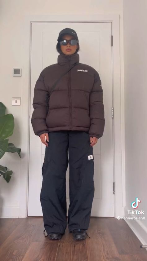 Freezing Weather Outfit, Puffer Jacket Outfit Aesthetic, London Outfit Winter, Winter Outfits Cold Freezing, Oversize Outfits, Cold Weather Outfits Winter, Cargo Outfit, Puffer Jacket Outfit, Outfits Cold