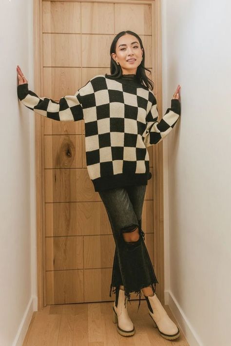 checkered outfits Black And White Checkered Sweater, Checkered Outfit, Stylish Spring Outfit, Checkered Sweater, Crochet Midi Dress, Bob Hair, Pixie Bob, Evening Outfits, Bob Haircut