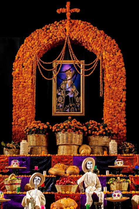 Las tradiciones más populares de Día de Muertos en Oaxaca es poner copal, sal en puertas, un petate y un altar con dulces para los niños con un Itzcuintli. Dia De Los Muertos Crafts Ideas, Altar Muertos, Dia De Muertos Altar Ideas, Dia De Los Muertos Party Ideas, Dia De Los Muertos Decorations Ideas, Mexico Day Of The Dead, Den Mrtvých, Día De Muertos, Mexican Party