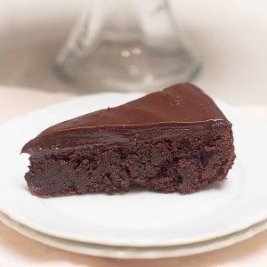 Flourless Chocolate Cake with Chocolate Ganache - Never Enough Thyme Flourless Cakes, Chocolate Cake With Chocolate Ganache, Cooking Desserts, Cake With Chocolate Ganache, Passover Desserts, Chocolate And Strawberry, Low Carb Backen, Chocolate Ganache Recipe, Sweet Pies