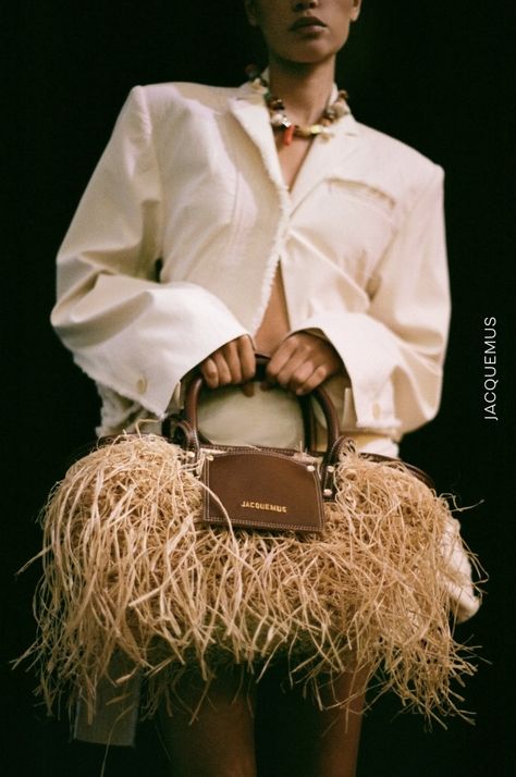 MODE OPERANDI: JACQUEMUS… Raffia Basket, Raffia Palm, Basket Tote, French Fashion Designers, Cotton Blazer, Blouse Outfit, Romper Pants, French Fashion, Beauty Make Up