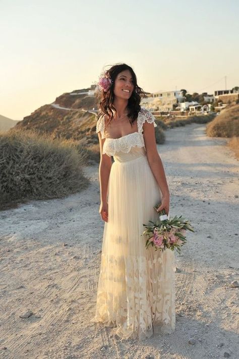 Há algumas temporadas o Estilo Boho Chic vem dominando o mundo da moda e...das noivas. A palavra Boho é originada de dois termos: Bourgeois Bohemian e Bohe Hippie Wedding, Boda Mexicana, Destination Wedding Dress, Santorini Wedding, Mode Boho, Beauty Dress, Uk Wedding, Bohemian Wedding, A Dress