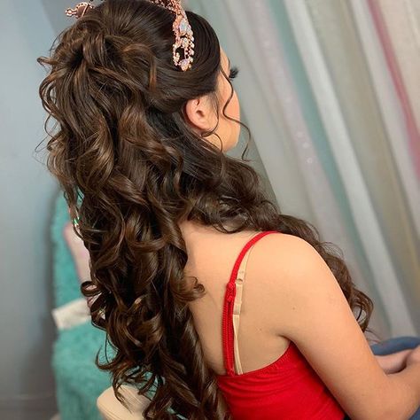 Hairstyle Quinceanera, Sweet 16 Hairstyles, Quince Hairstyles With Crown, Quinceanera Hairstyles, Quince Hairstyles, Wedding Hair Down, Half Up Half Down Hair, Half Up Hair, Crown Hairstyles