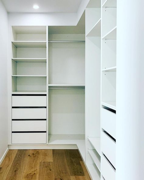 Small Square Walk In Closet Layout, L Shape Walk In Robe, Small Walk In Robe Layout, Small Walk In Robe Ideas, Walk In Wardrobe Ideas Small Spare Room, Wir Layout, Walk In Wardrobe Organisation, L Shape Closet Ideas Walk In, Small Walk In Robe