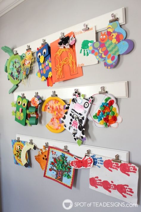 Family Photos And Art Gallery Wall, Playroom Picture Ideas, Toddler Art Display Ideas, Diy Art Hanging System, Hanging Kids Art On The Wall, Art Gallery Room Ideas, How To Display Kids Artwork, Toddler Gallery Wall, Kids Artwork Display Ideas