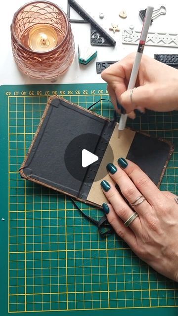 How To Make A Book Box Tutorials, Book Making Tutorial, Lay Flat Book Binding, Binding A Book Diy, Book Binding Cover Ideas, Bookbinding Techniques, Bookbinding Ideas, Envelope Book, Homemade Books