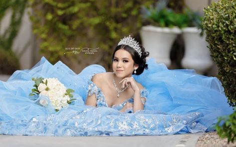 Quince Picture Ideas, Baby Blue Quinceanera, Quinceañera Photoshoot Ideas, Quince Photoshoot Ideas, Quince Photoshoot, Cinderella Quinceanera Themes, Cinderella Quinceanera, Quince Pictures, Sweet 16 Pictures