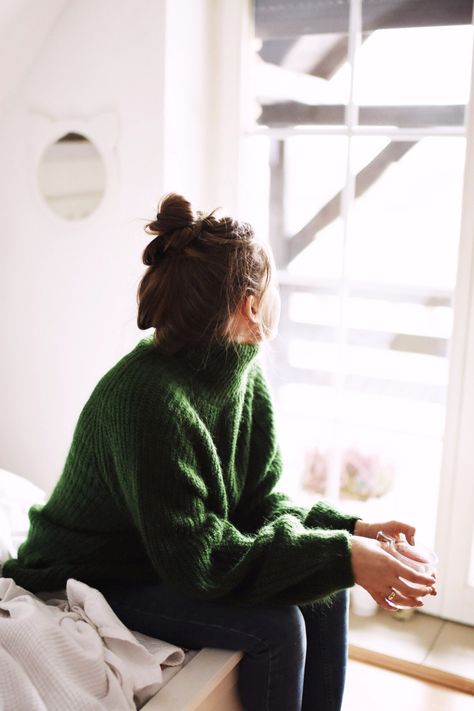 Feminine Tomboy, Minimal Chic, Winter Blues, Nina Dobrev, 가을 패션, Cool Tones, Green Sweater, Mode Inspiration, Look Chic