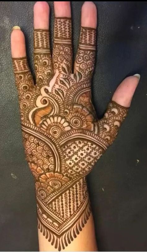 Simple Mehndi Designs For Right Hand, Simple Bharwa Mehndi Designs, Front Right Hand Mehndi Designs, Upper Hand Mehndi Designs, Right Hand Mehndi, Flowers Mehendi, Beautiful Simple Mehndi Design, Simple Mehendi, Short Mehndi Design