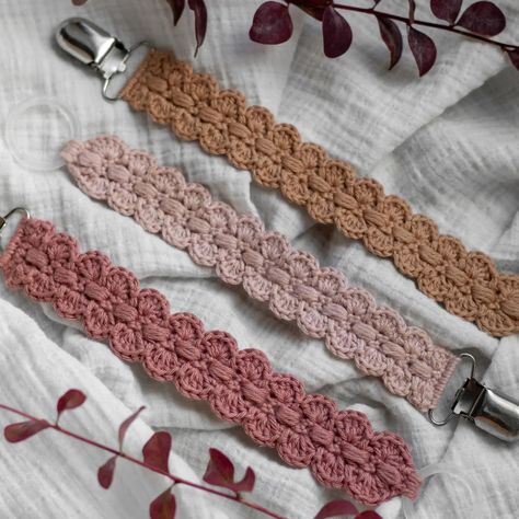 🌸 Coming Soon! 🌸 I'm thrilled to announce that my new pattern for the "Alva" pacifier clip will be released soon! This beginner-friendly design is simple to crochet and features lots of detailed photos to help you along the way. Stay tuned for the release and add a sweet, handmade touch to your baby's accessories. . . . . #CrochetLovers #HandmadeWithLove #EtsyShop #CrochetPattern #PacifierClip #BabyAccessories #CraftingCommunity #ComingSoon #CrochetAddict #MakersGonnaMake #EtsyFinds #Handma... Crochet Pacifier Holder Pattern Free, Crochet Dummy Clips Free Pattern, Crochet Pacifier Clip Pattern, Crochet Pacifier Clip Pattern Free, Binky Clips Diy, Crochet Pacifier, Crochet Pacifier Clip, Diy Crochet Patterns, Binky Clips