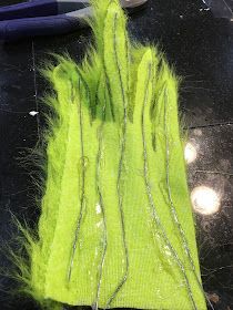 Whoville Decor, Grinch Themed Christmas Party, Who Ville, Make A Grinch, Grinch Themed Christmas, Themed Christmas Party, Harry Potter Christmas Decorations, Grinch Crafts, Grinch Hand