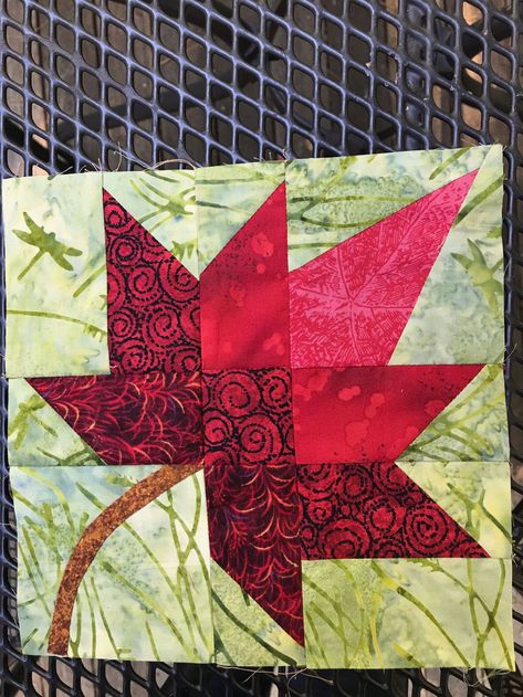 Leaf Quilt Block, Halloween Quilt Patterns, Autumn Leaves Art, Quilt Block Patterns Free, Fall Quilts, Halloween Quilts, Rag Quilt, Leaf Art, Barn Quilts