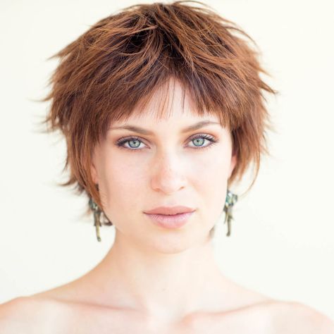 ways to style pixie cuts for round faces Quirky Hairstyles, Pixie Haircut Styles, Haircut Styles For Women, Funky Short Hair, Short Red Hair, Oval Face Haircuts, Choppy Bob Hairstyles, Oval Face Hairstyles, Funky Hairstyles