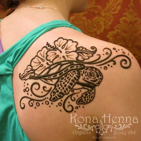 Shoulder Mehendi, Henna Hibiscus, Turtle Henna, Small Henna Tattoos, Small Henna Designs, Henna Flower, Shoulder Tats, Cute Henna Tattoos, Henna Style Tattoos