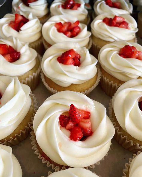 Strawberry shortcake cupcakes. Girly Cupcakes, Strawberry Shortcake Cupcakes, Shortcake Cupcakes, Strawberry Shortcake Cupcake, Summer Cupcakes, Strawberry Cupcakes, Cupcake Ideas, Little Cakes, 1st Bday