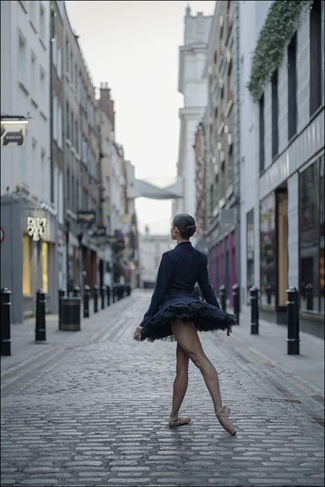 Follow the Ballerina Project on Instagram.  http://instagram.com/ballerinaproject_/ http://www.instagram.com/frankiegoestohayward/ Street Ballet, Francesca Hayward, City Fashion Photography, Street Photography Paris, Ballet Dance Photography, Ice Dancing, Ballerina Project, Dancer Photography, Ballet Pictures