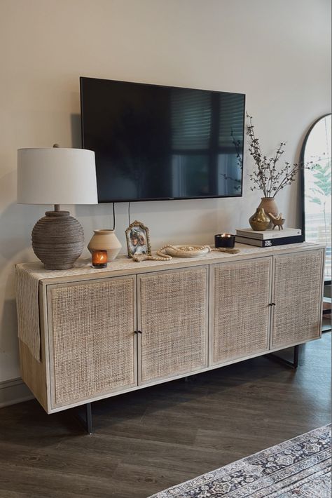 Tv Console Decor, Tv Stand Decor Living Room, Tv Mounted, Tv Stand Decor, Photo Deco, Living Room Console, Living Room Tv Stand, Apartment Decor Inspiration, Decor Home Living Room