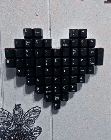 Cool Room Accessories, Heart Keyboard, Computer Keys, Painting Gift Ideas, Drawings With Meaning, Key Crafts, Easy Diy Room Decor, Cool Room, Art Jokes