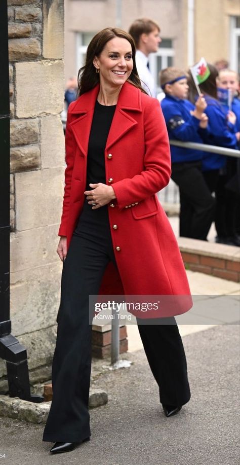 Red Coat Outfit Winter Classy, Red Wool Coat Outfit, Red Coat Outfit Winter, Red Coat Outfit, Trent Coat, Red Overcoat, Kate Middleton Style Outfits, Hacks To Try, Looks Kate Middleton