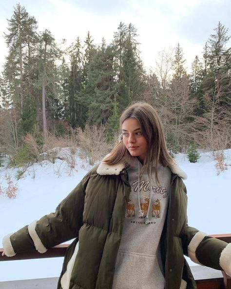 Mary on Instagram: “🖤” Chalet Girl, Winter Travel Outfit, Ootd Winter, Snow Trip, Winter Inspo, Winter Love, Winter Aesthetic, Outfit Inspo Fall, Instagram Inspiration