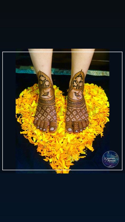 Mehandi Shoot Bride With Friends, Mehendi Photography Bridal With Friends, Mehendi Photoshoot With Friends, Mehendi Poses For Bride With Friends, Mehndi Poses For Bride, Mehandi Pose, Mehandi Poses, Mehandi Photo, Mehendi Photography Bridal