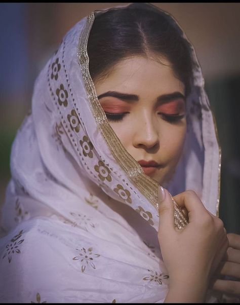 Poses With Dupatta On Head, Poses With Dupatta, Dupatta On Head, Sharechat Dp, Portrait Photography Women, Self Portrait Photography, Self Portrait Poses, Stylish Photo Pose, Thought Quotes