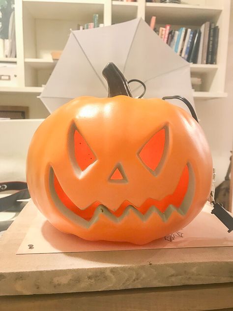 Paint plastic jack-o-lanterns for  updated Halloween decor Painted Plastic Jack O Lantern, Plastic Jack O Lantern Decorations, Painted Jackolantern, Jack O Lantern Ideas, Jack O Lantern Diy, Jack O Lantern Decorations, Stylish Halloween Decor, Halloween Buffet, Jack Lantern