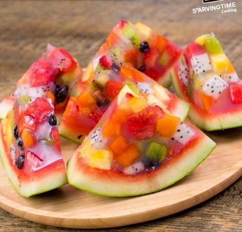 Slices of jello & fruit filled watermelon. Watermelon Jello, Jello With Fruit, Watermelon Bowl, Kids Birthday Party Food, Deco Fruit, Jelly Desserts, Dessert Aux Fruits, Jello Recipes, Watermelon Fruit