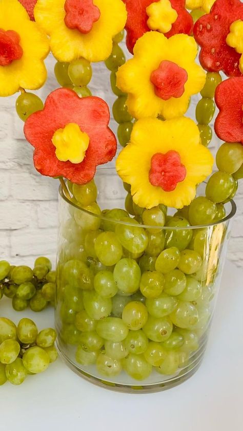 Daisy Fruit Tray, Twoti Fruiti Birthday Food, Groovy Party Finger Foods, 70s Themed Desserts, Daisy Themed Food Ideas, Two Groovy Birthday Party Snacks, The Summer I Turned Pretty Themed Snacks, Groovy Fruit Tray, Toddler Flower Birthday Party