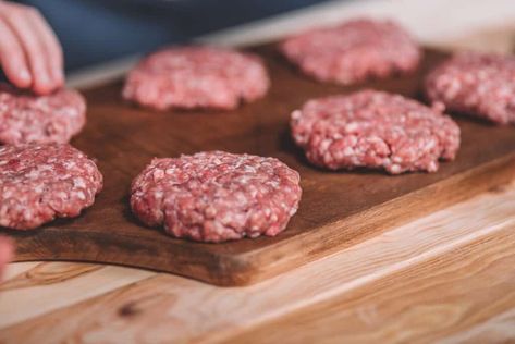 How To Make Burgers Stick Together - Foods Guy How To Make Patties, Burgers At Home, How To Make Burgers, Making Burger Patties, How To Make Hamburgers, Meat Stick, Beef Sticks, Homemade Hamburgers, Homemade Burgers