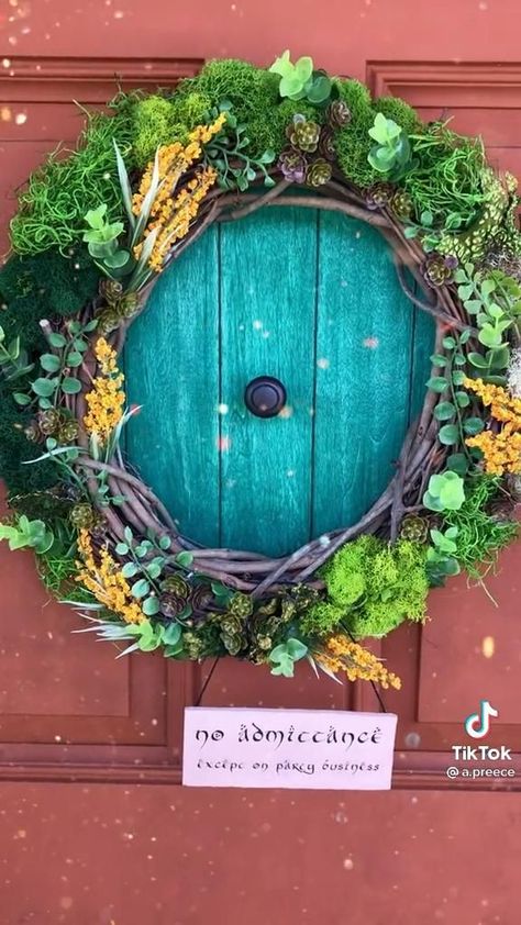 Hobbit Home Decor Diy, Hobbit Signs Front Doors, Tolkien Inspired Home, Lord Of The Rings Inspired Room, Hobbit Hole Wreath Diy, Lotr Kitchen Decor, Fantasy Wreath Ideas, The Hobbit Project Ideas, The Hobbit Gift Ideas